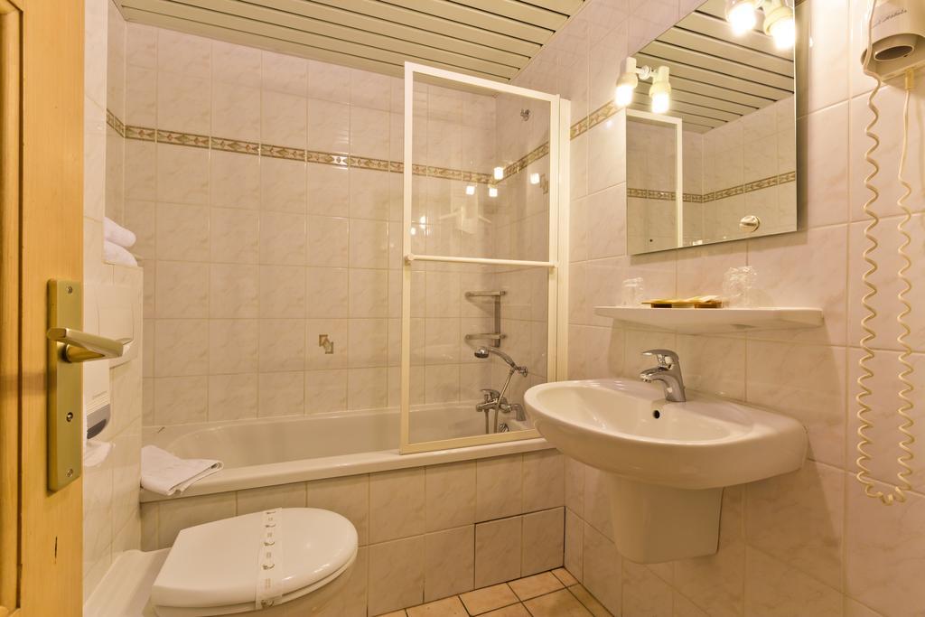 Hotel La Montagne ลาคลูซาซ์ ภายนอก รูปภาพ